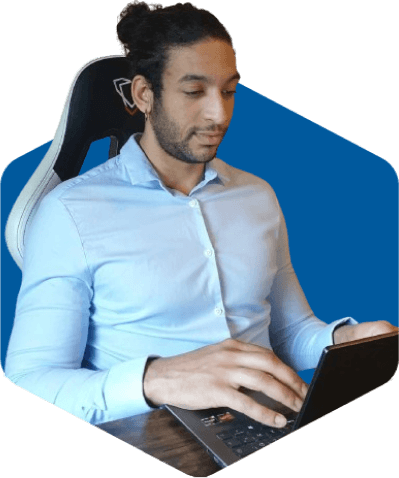 Image de Thomas André-Lubin en train de travailler sur son ordinateur